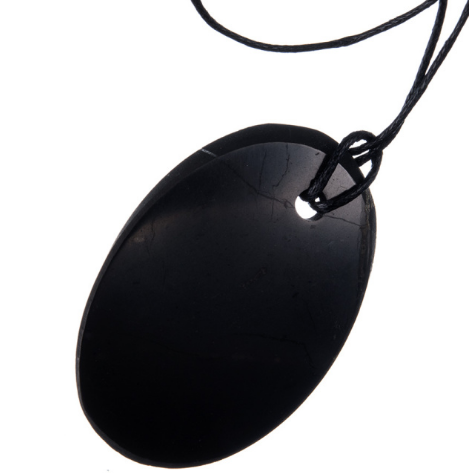 Pendente in Sungite completo di cordino regolabile.