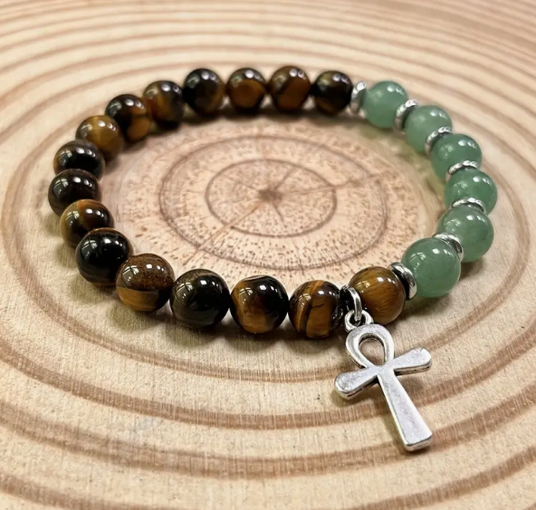 Braccialetto elastico con pietre naturali occhio di tigre e avventurina, pendente croce di Ankh