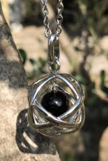 Collana con Ciondolo Genesa e pietra di Onice Nera