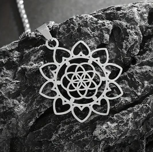 Collana ciondolo il FIORE DELLA VITA Contornato dai cuori , colore argento