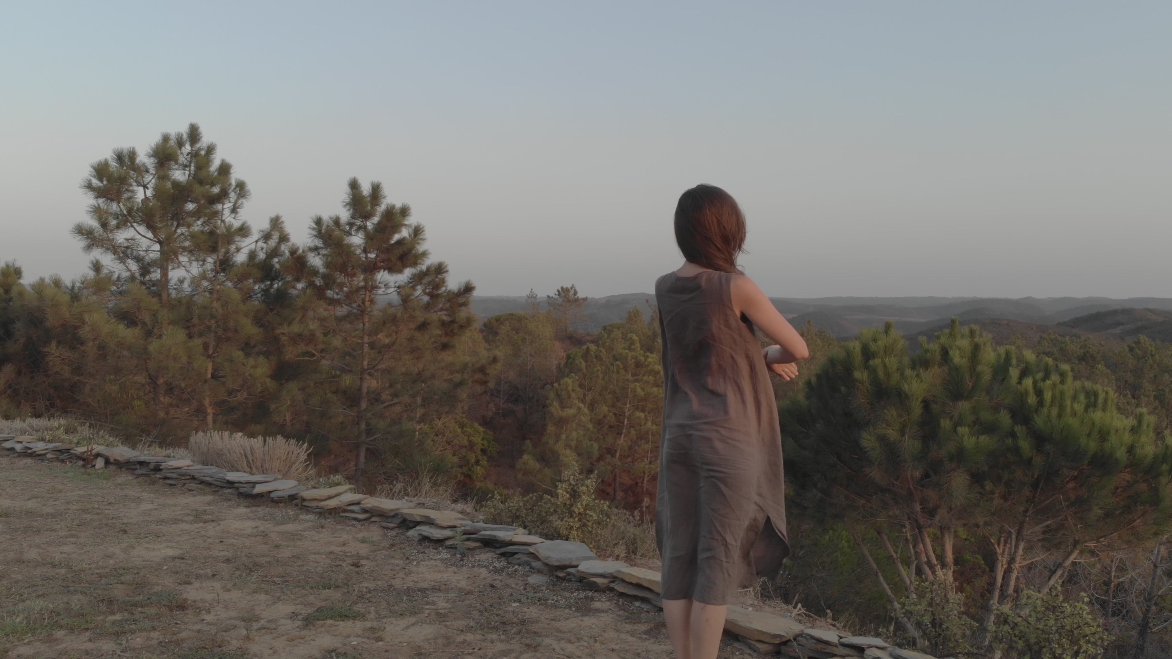 Carica il video: donna meditando nella natura